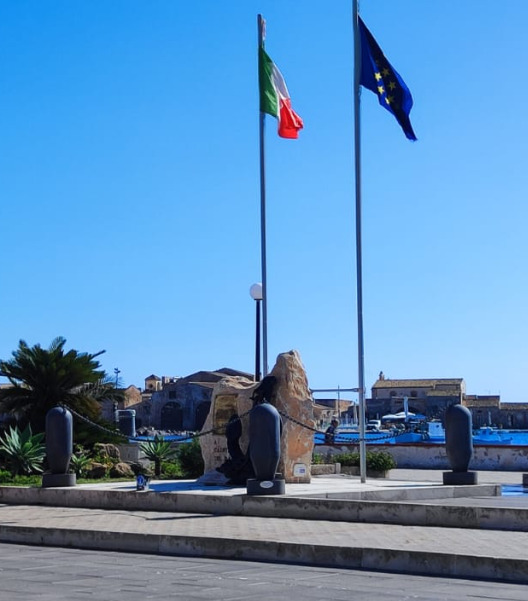 Marzamemi-Monumento ai Caduti del Mare